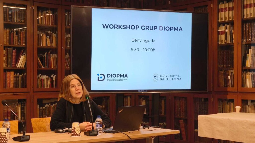 Grupo de investigadores de DIOPMA durante el Workshop Diopma en la Sala Ramón y Cajal de la Universitat de Barcelona, compartiendo presentaciones científicas y actividades colaborativas sobre investigación en ciencia de materiales.
