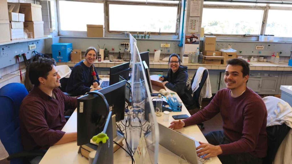 Estudiantes e investigadores trabajando en los laboratorios de DIOPMA durante el inicio del semestre de primavera 2025-2026 en proyectos de ciencia de materiales y sostenibilidad energética.