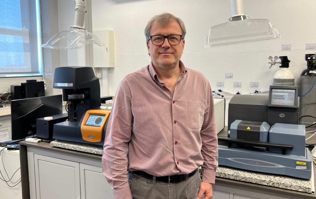 "Dr. Josep Maria Chimenos durante el desarrollo de una investigación sobre cemento sostenible en los laboratorios de DIOPMA.