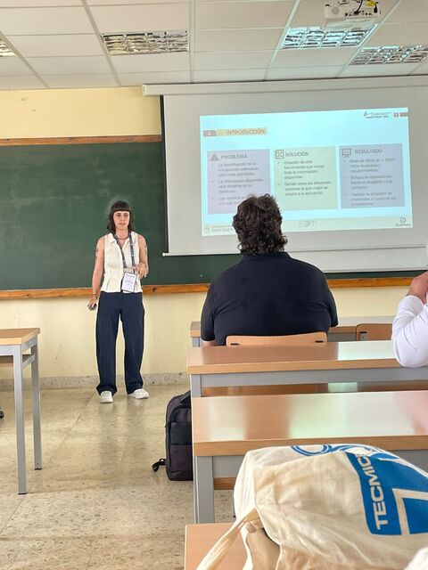 Lorena Betancor presentando en el CNMAT 2026